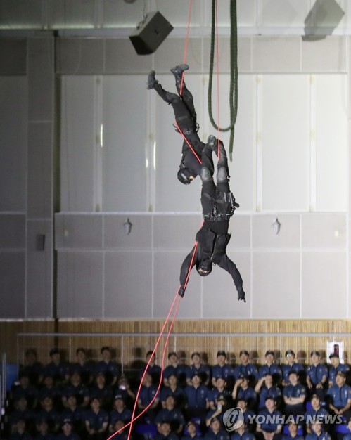 Grupo de policías para el campeonato mundial de la FINA