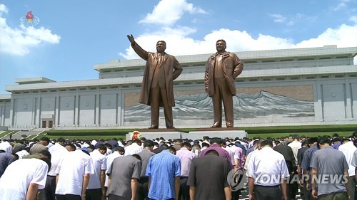 북한 주민들, 김일성 25주기 맞아 일제히 묵념