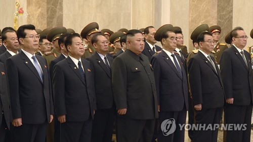 (LEAD) Le dirigeant nord-coréen à Kumsusan pour le 25e anniversaire du décès de Kim Il-sung