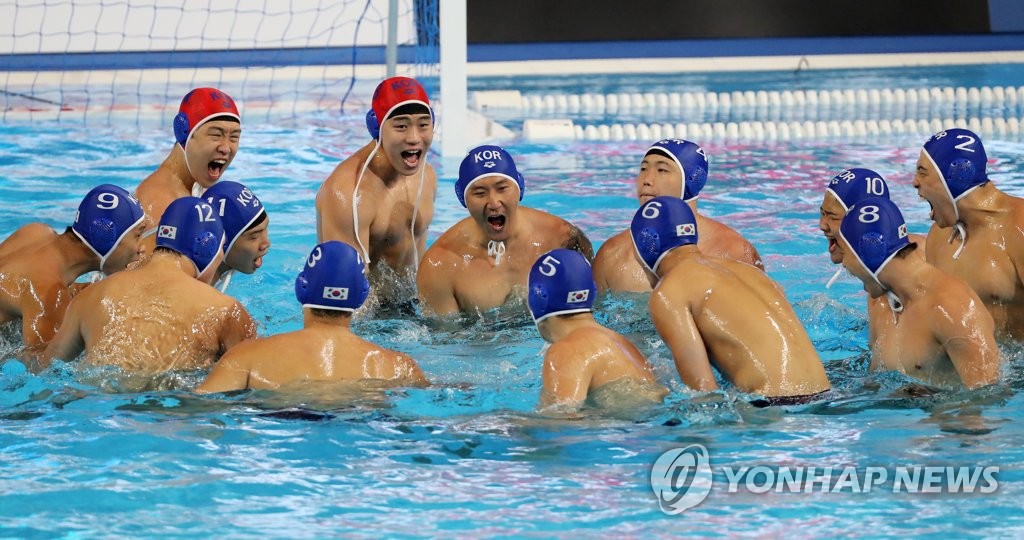 South Korean men's water polo players prepare for their Group A game against Serbia at the FINA World Championships at Nambu University Water Polo Competition Venue in Gwangju, 330 kilometers south of Seoul, on July 17, 2019. (Yonhap)