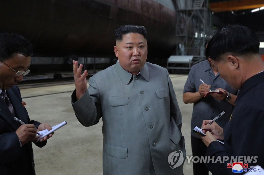 朝鮮中央通信は２３日、金委員長（中央）が新造の潜水艦を視察したと報じた＝２３日、平壌（朝鮮中央通信＝聯合ニュース）《転載・転用禁止》