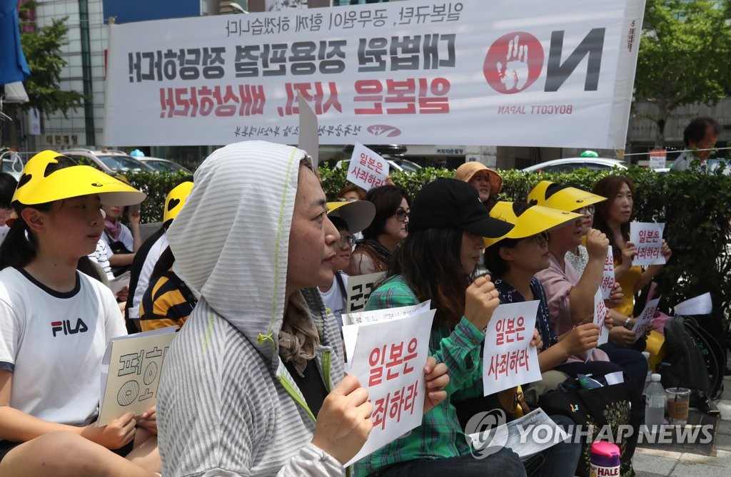 釜山で開かれた「水曜デモ」＝１４日、釜山（聯合ニュース）