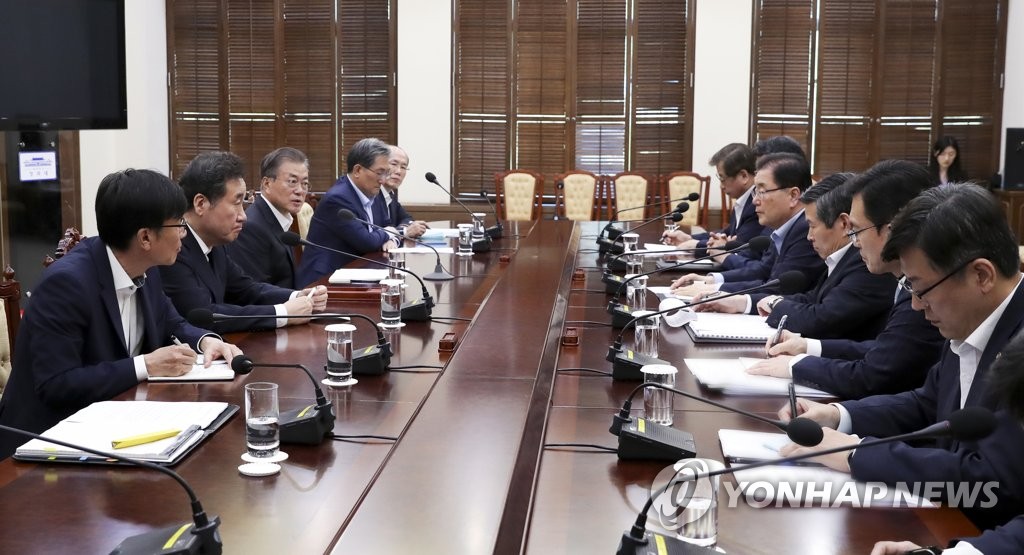 '지소미아' 관련, 보고받는 문 대통령