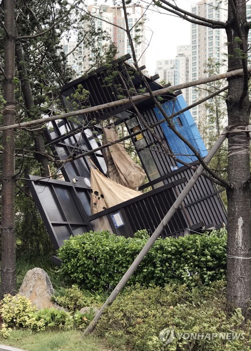 태풍 링링 강풍에 무너진 재활용쓰레기장