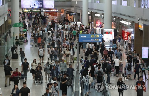 旅行客で混雑する仁川国際空港（資料写真）＝（聯合ニュース）
