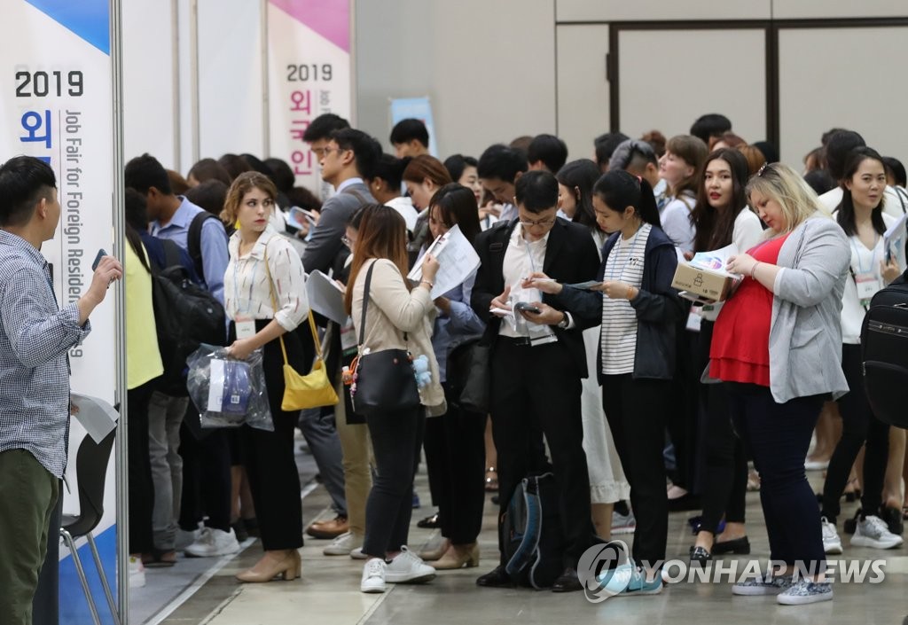 Телефоны в южной корее. Жители Кореи. Туристы в Корее. Образование в Корее. Иностранцы в Корее.