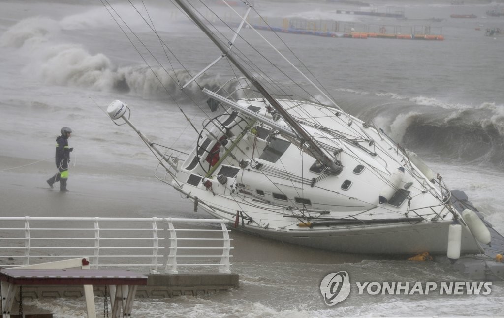 해수욕장에 나뒹구는 요트