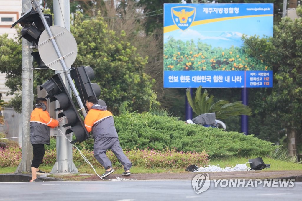 태풍 '타파'에 꺾여버린 신호등
