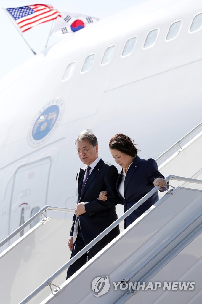 South Korean President Moon Jae-in and first lady Kim Jung-sook exit Air Force One after arriving at John F. Kennedy International Airport in New York on Sept. 22, 2019. (Yonhap)