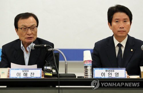 党の最高委員会で発言する李代表（左）と、李仁栄院内代表=２５日、ソウル（聯合ニュース）
