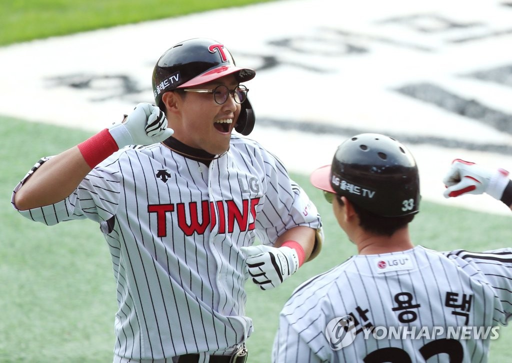 Twins beat Heroes to stave off KBO postseason elimination