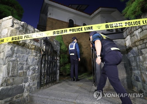 La casa de la fallecida cantante y actriz surcoreana Sulli en Seongnam, provincia de Gyeonggi, está acordonada en espera de una investigación sobre su muerte el 14 de octubre de 2019.
