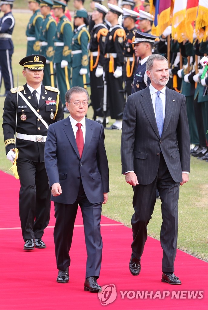 President Moon Jae-in and Spanish King Felipe VI inspect an honor guard at the official Cheong Wa Dae welcoming ceremony in Seoul on Oct. 23, 2019. (Yonhap) 