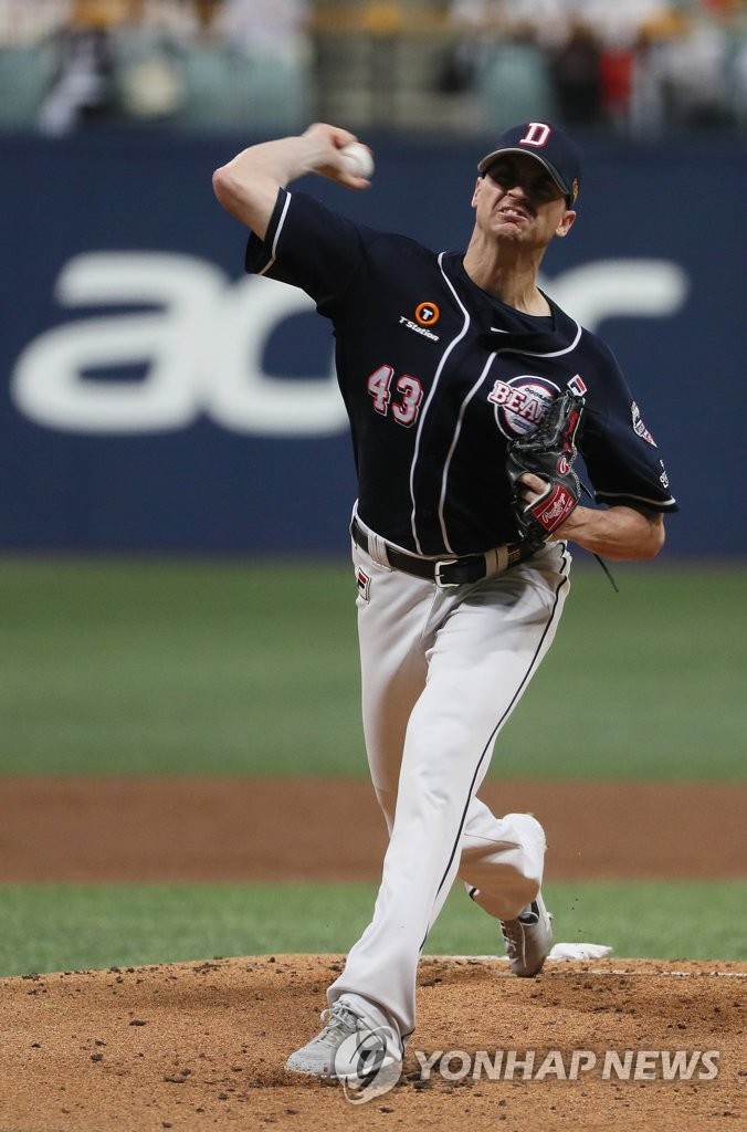 Seth Frankoff of the Doosan Bears pitches against the Kiwoom Heroes in the bottom of the first inning of Game 3 of the Korean Series at Gocheok Sky Dome in Seoul on Oct. 25, 2019. (Yonhap)