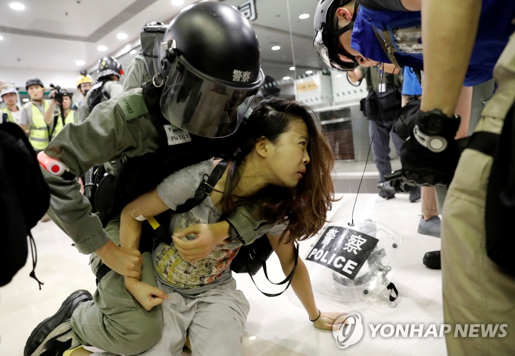 경찰에 체포되는 홍콩 민주화 시위 시민
