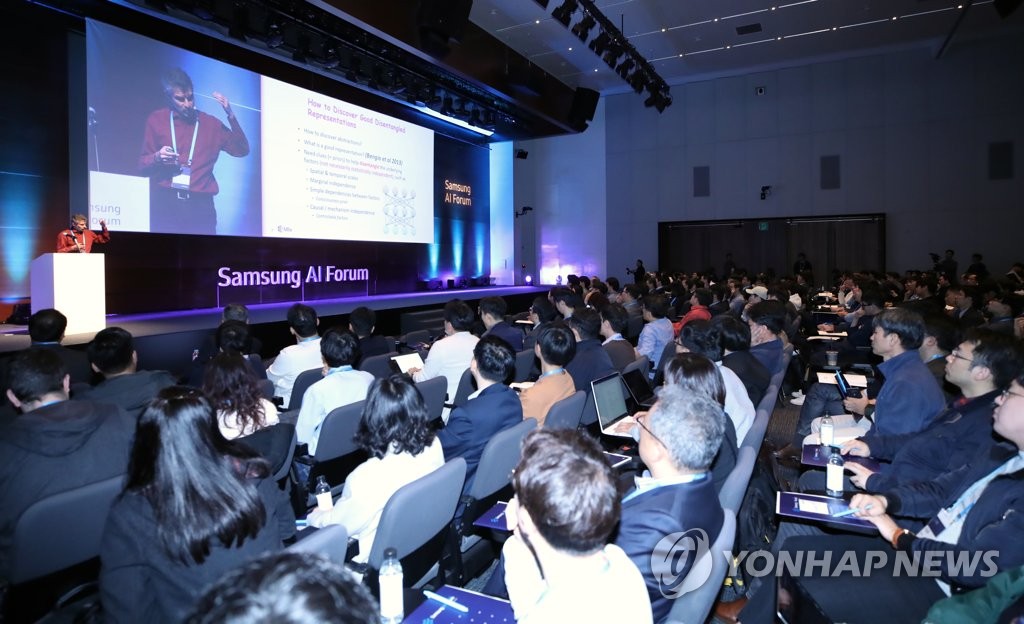 Yoshua Bengio, professor of the University of Montreal, gives a lecture on deep learning technologies during Samsung Electronics Co.'s artificial intelligence (AI) forum held in Samsung's Seoul office on Nov. 4, 2019. (Yonhap)