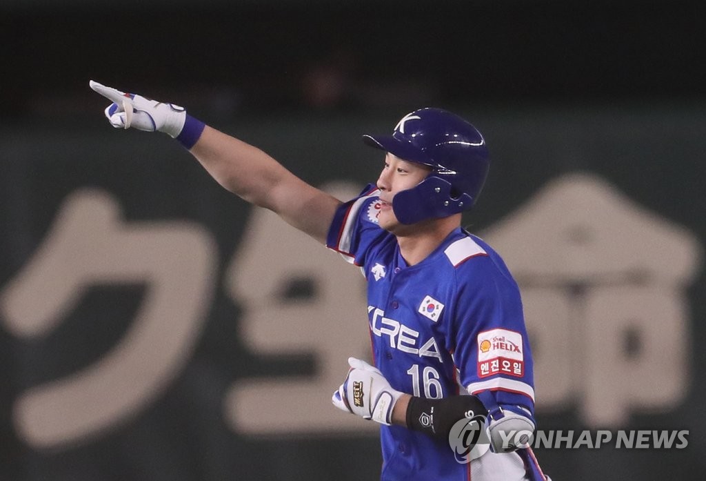In this file photo from Nov. 17, 2019, Kim Ha-seong of South Korea celebrates his two-run home run against Japan in the top of the first inning in the final of the World Baseball Softball Confederation (WBSC) Premier12 at Tokyo Dome in Tokyo on Nov. 17, 2019. (Yonhap)