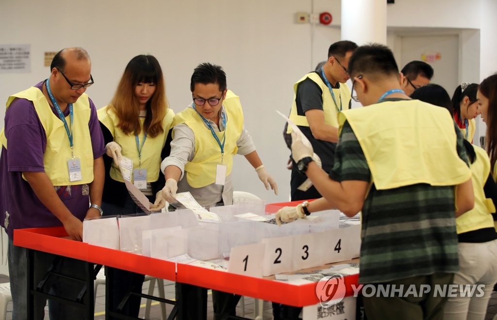홍콩 구의원 선거 개표작업 하는 관계자들