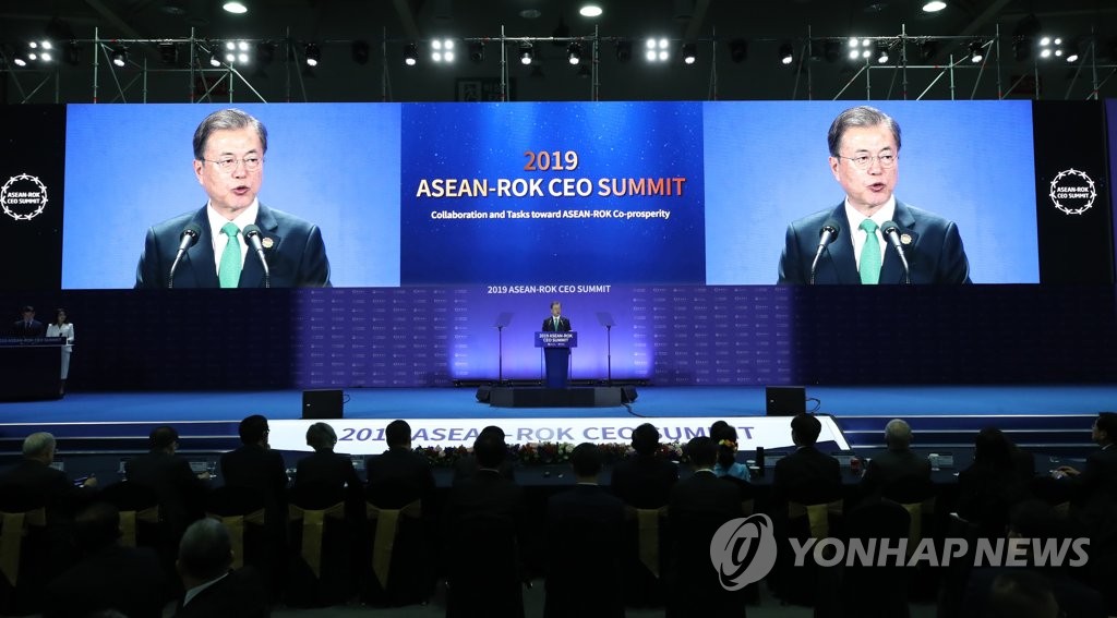 President Moon Jae-in delivers a keynote speech at the ASEAN-Republic of Korea CEO Summit held at the BEXCO convention center in Busan on Nov. 25, 2019. (Yonhap)