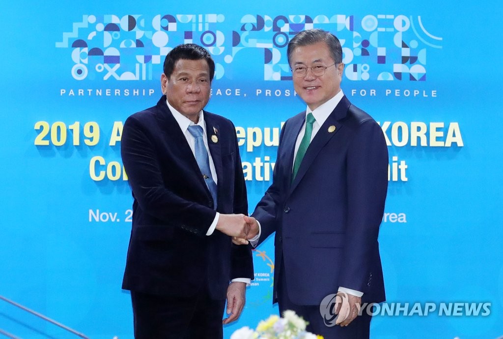 President Moon Jae-in (R) and his Filipino counterpart, Rodrigo Duterte, pose for a photo ahead of their bilateral summit on the sidelines of the ASEAN-Republic of Korea Commemorative Summit in Busan on Nov. 25, 2019. (Yonhap) 