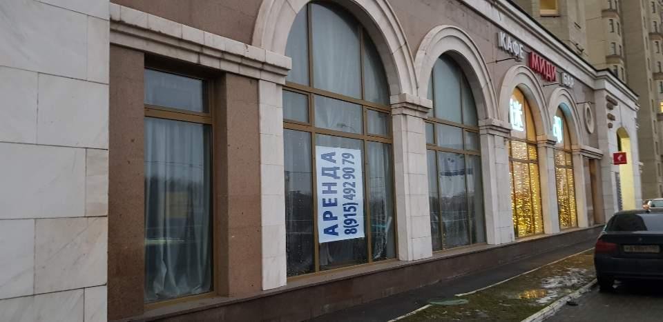 モスクワ南西部にあった北朝鮮レストラン。すでに閉店しており、窓にテナント募集の広告が貼られている＝（聯合ニュース）