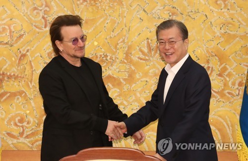 文大統領　Ｕ２ボノさんと面会＝南北の平和と統一願うメッセージに謝意