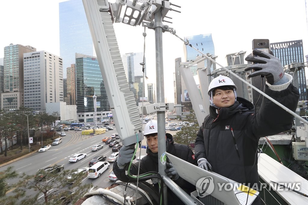 This photo provided by KT Corp. on Dec. 22, 2019, shows KT workers checking the quality of the company's telecommunications network in Seoul. (PHOTO NOT FOR SALE) (Yonhap) 