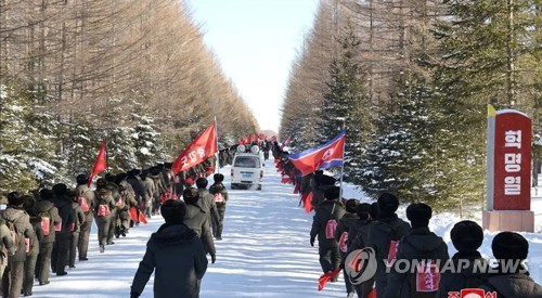 '백두산 답사하는 북한 학생들'