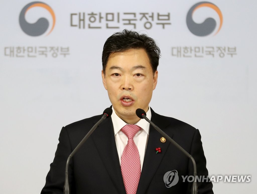 Acting Justice Minister Kim O-su speaks to journalists at a press briefing on granting special pardons at the government complex in Seoul on Dec. 30, 2019. (Yonhap)
