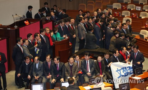 2019년 당시 국회의장석 주변 점거 후 구호 외치는 자유한국당
