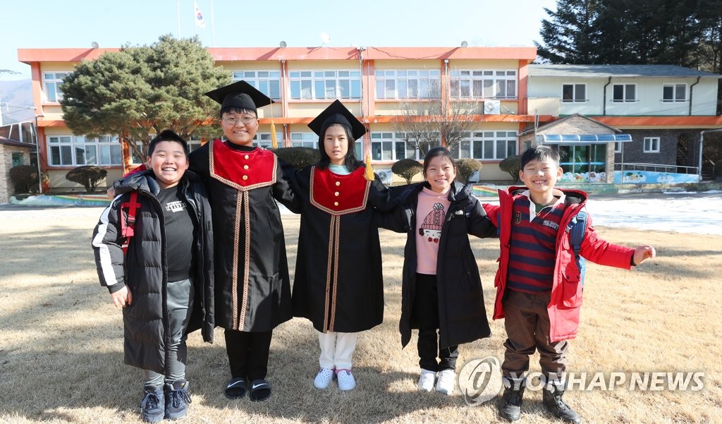 강원 시골학교의 마지막 졸업식