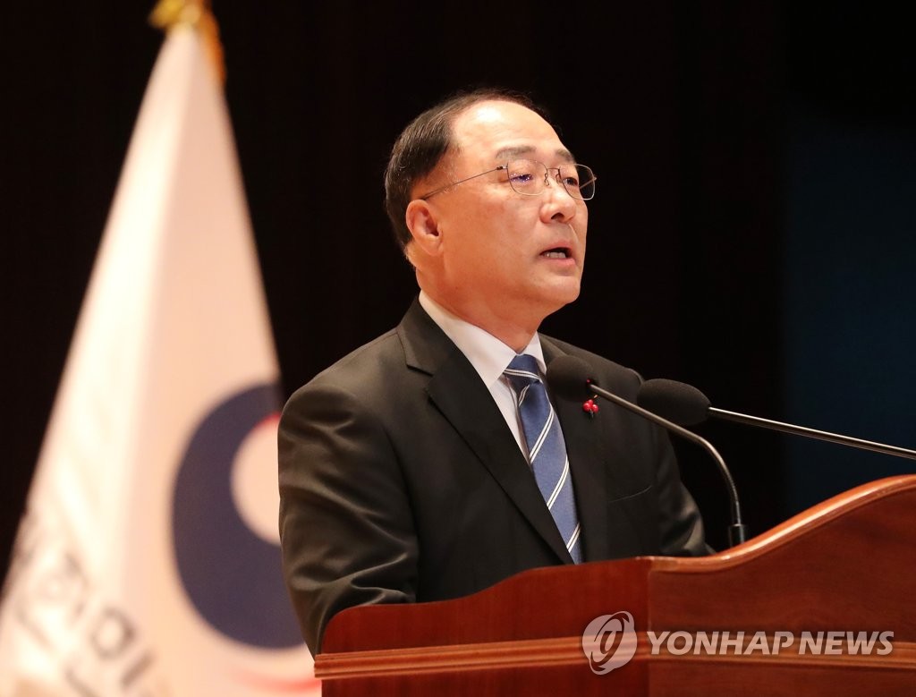 Finance Minister Hong Nam-ki speaks at the ministry's staff meeting for the new year on Jan. 2, 2020. (Yonhap) 