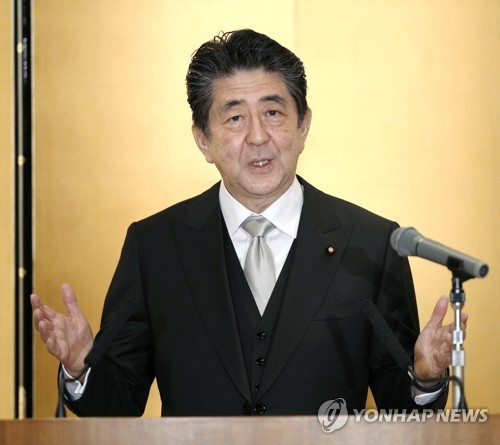 ６日、三重県伊勢市内で年頭記者会見を行う安倍首相＝（共同通信＝聯合ニュース）
