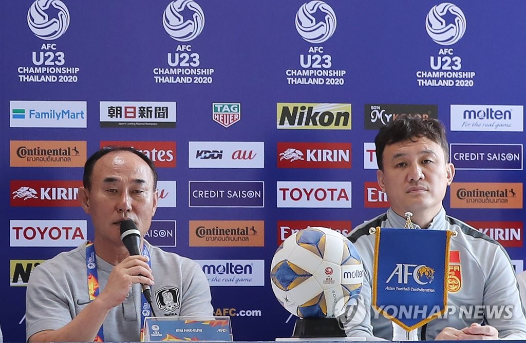 Kim Hak-bum (L), head coach of the South Korean men's under-23 national football team, speaks at a press conference at Tinsulanon Stadium in Songkhla, Thailandon Jan. 8, 2020, on the eve of his team's first match at the Asian Football Confederation (AFC) U-23 Championship. To Kim's left is Hao Wei, head coach of China. (Yonhap)