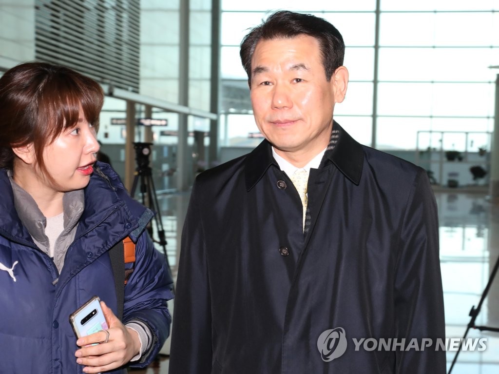 Jeong Eun-bo (R) , South Korea's chief negotiator for defense cost-sharing talks with the United States, speaks to reporters at Incheon International Airport, west of Seoul, before leaving for Washington on Jan. 13, 2020. (Yonhap) 