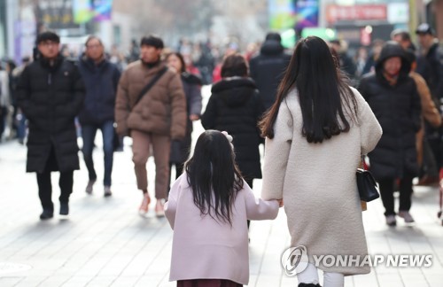 서울 명동거리를 오가는 시민들 모습