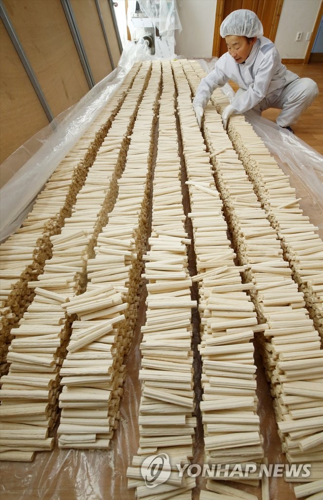 Making Korean taffy Yonhap News Agency