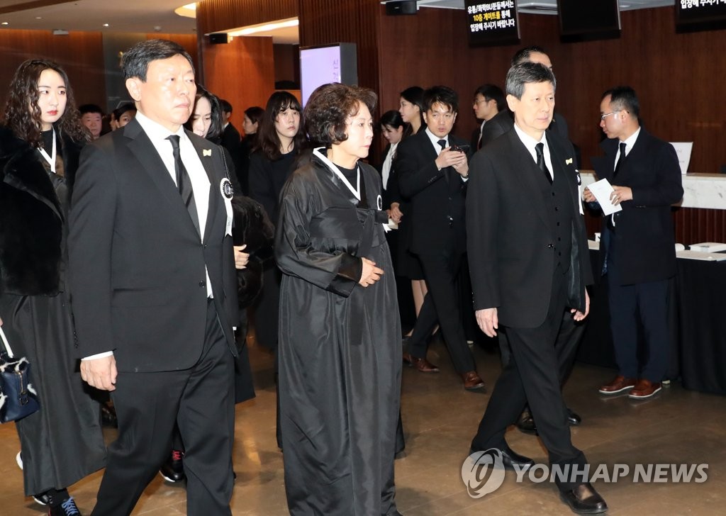 This photo, taken on Jan. 22, 2020, shows Lotte Group Chairman Shin Dong-bin (L) and his siblings attending the memorial service of his late father Shin Kyuk-ho. (Yonhap)