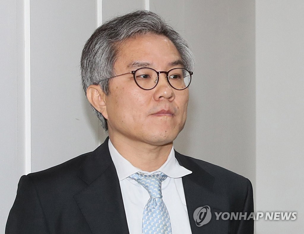 韓国大統領府秘書官が辞意　前法相息子のインターン書類作成問題で