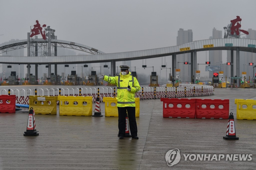 통행이 차단된 중국 우한의 외부 연결 도로
