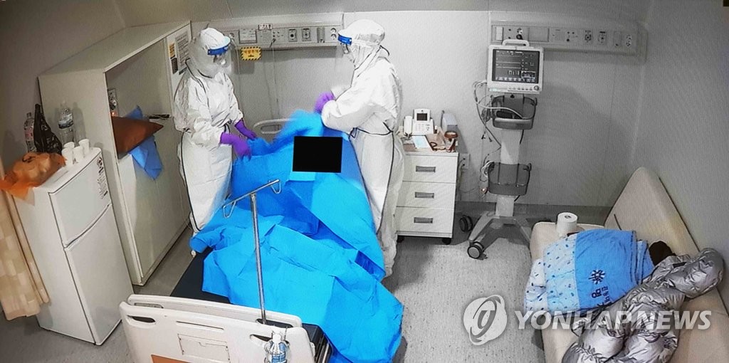 新型コロナウイルスの治療にあたる医療従事者（資料写真）＝（聯合ニュース）