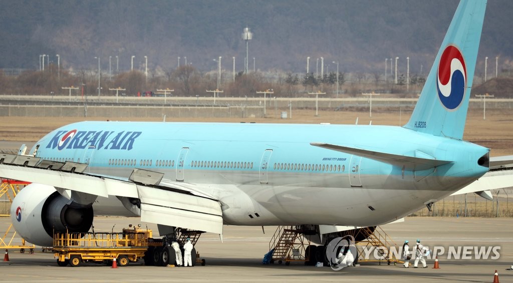 (LEAD) Airlines to cut, suspend some Chinese routes amid virus worries - 1