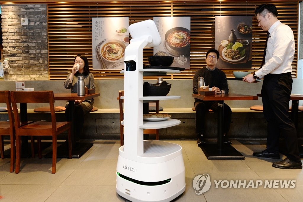 This photo taken on Feb. 3, 2020, and provided by LG Electronics Inc. shows the company's serving robot at a restaurant in Seoul. (PHOTO NOT FOR SALE) (Yonhap)