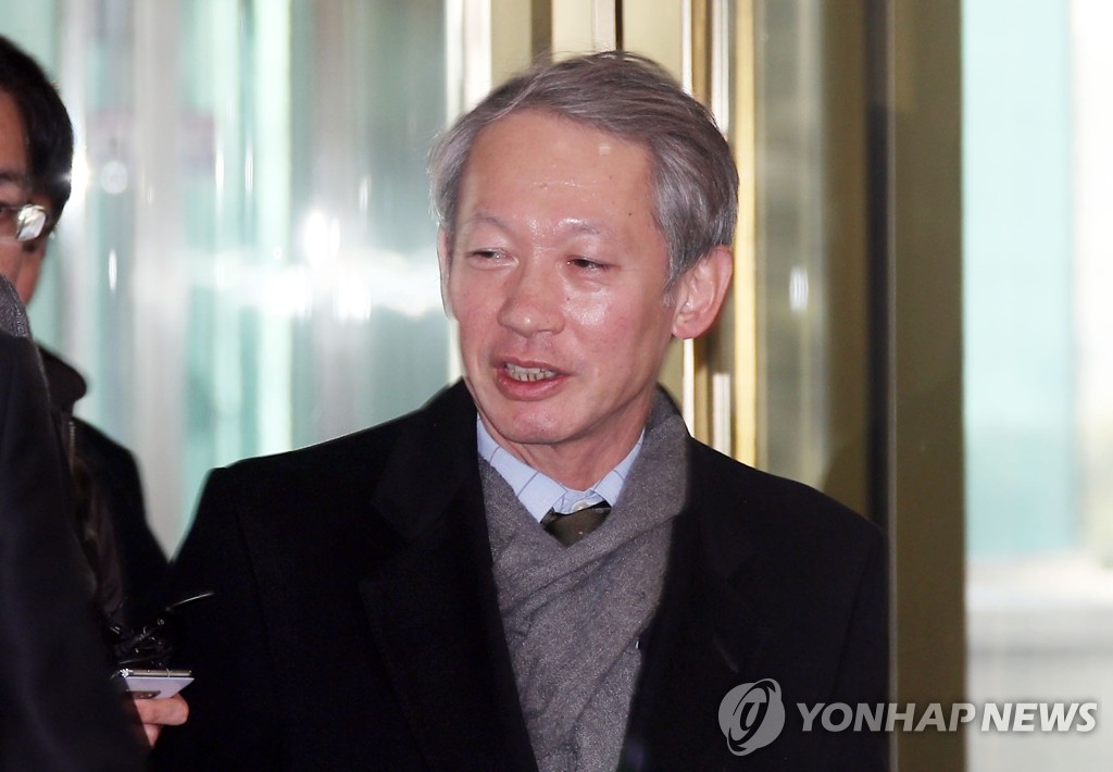 Shigeki Takizaki, director-general at the Japanese foreign ministry's Asia and Oceanian affairs bureau, enters the foreign ministry building in Seoul for talks with his South Korean counterpart on wartime history and trade on Feb. 6, 2020. (Yonhap)