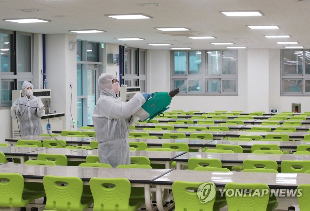 A decontamination team from Songpa Ward in southwestern Seoul disinfects a classroom in their district on Feb. 7, 2020. (Yonhap) 