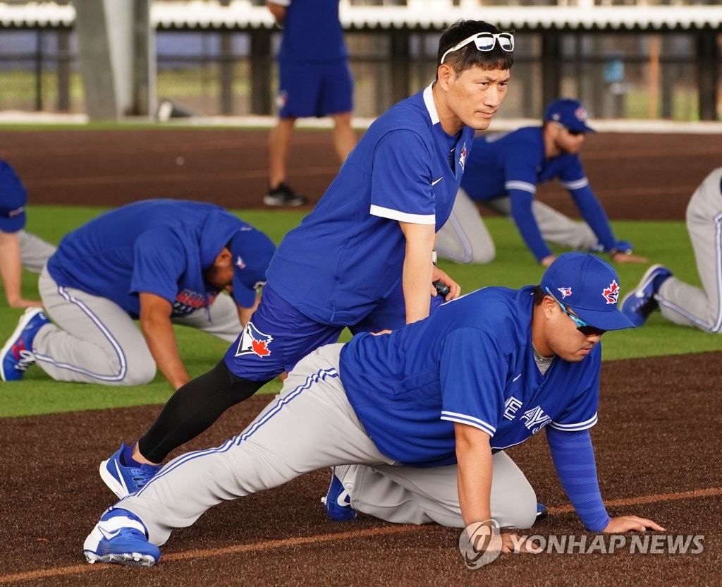 In this file photo from Feb. 14, 2020, trainer Kim Byung-gon works on Toronto Blue Jays' pitcher Ryu Hyun-jin at the Player Development Complex outside TD Ballpark in Dunedin, Florida. (Yonhap)