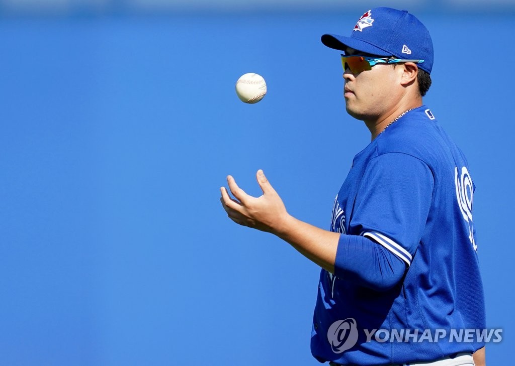 Ryu Hyun-jin of the Toronto Blue Jays tosses the ball before his bullpen session at the Player Development Complex, outside TD Ballpark in Dunedin, Florida, on Feb. 16, 2020. (Yonhap)