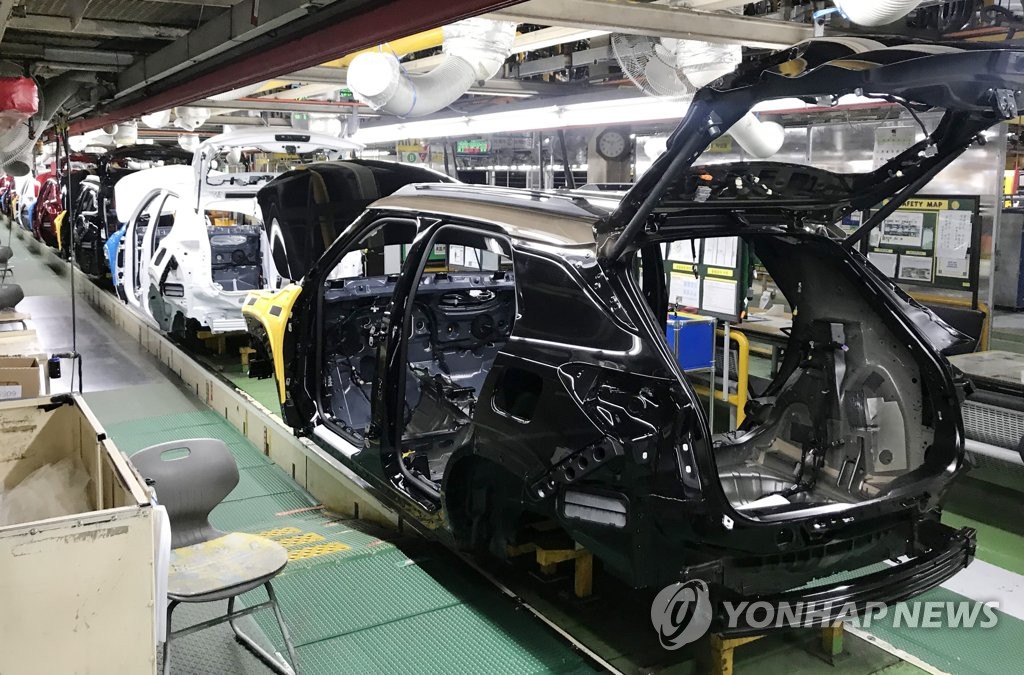 This photo provided by a reader shows a GM Korea production line at a plant in Bupyeong, west of Seoul. (PHOTO NOT FOR SALE) (Yonhap)