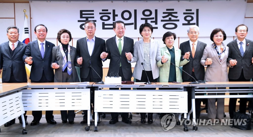 Lawmakers of the Bareunmirae Party, the Party for Democracy and Peace and the New Alternative Party pose for a photo at the National Assembly in Seoul on Feb. 17, 2020, before a meeting to discuss ways to form a joint negotiation body. (Yonhap)