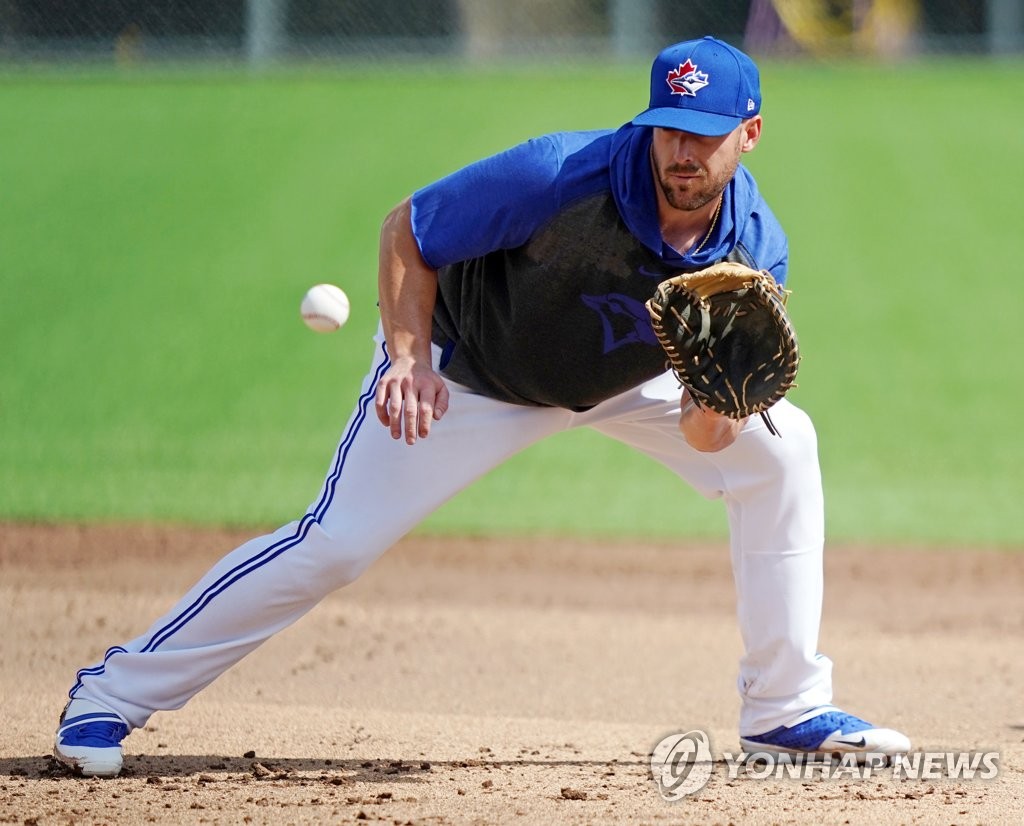 Toronto Blue Jays' infielder Travis Shaw fields the ball during spring training at the Player Development Complex, outside TD Ballpark, in Dunedin, Florida, on Feb. 17, 2020. (Yonhap)